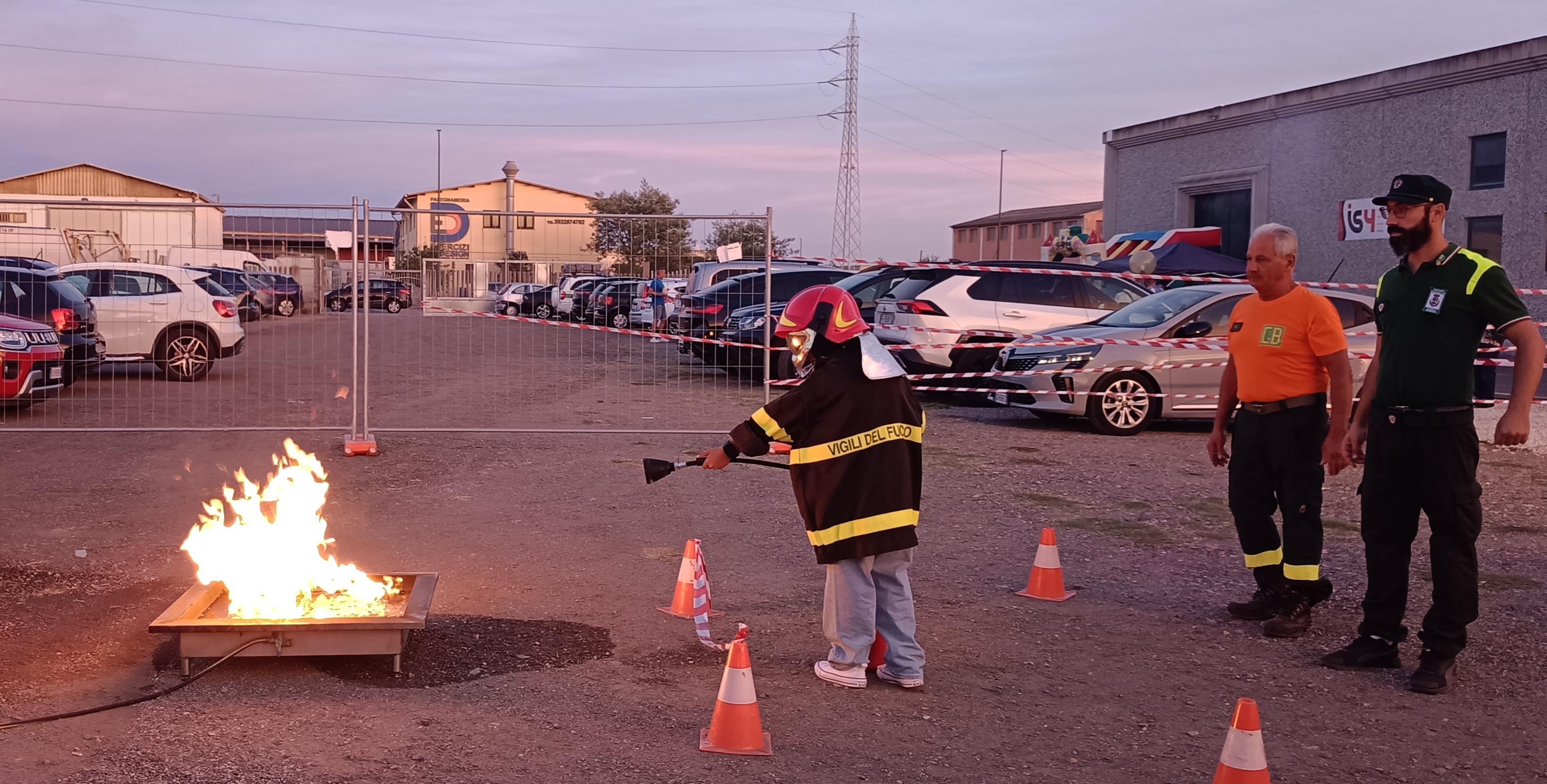 Bambini spegnendo il fuoco - festa della sicurezza