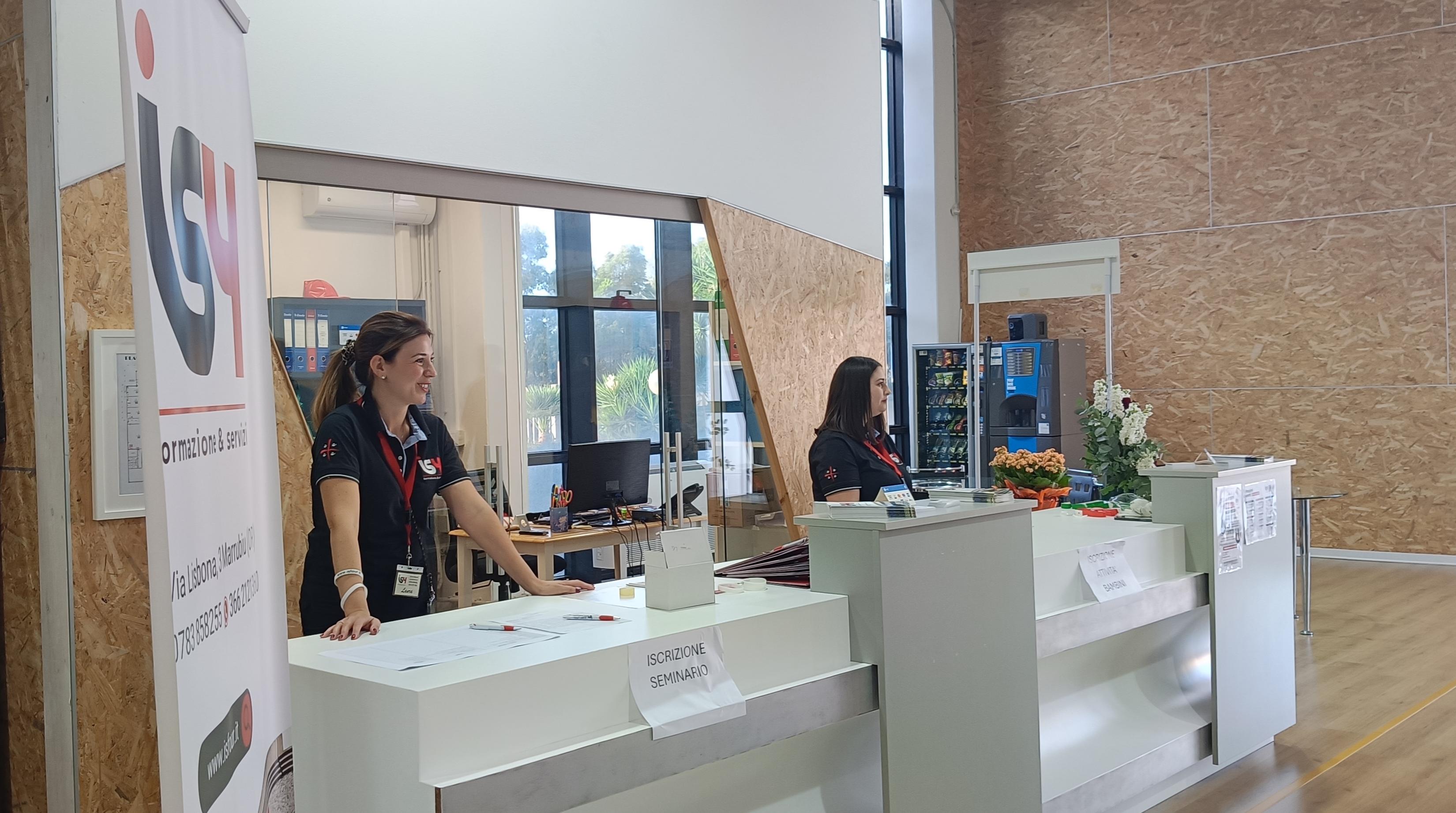 team della isfour alla accoglienza